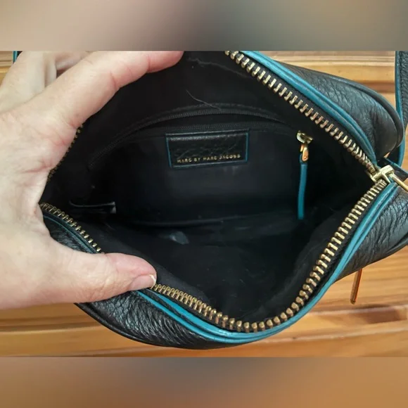 Marc by Marc Jacob’s black leather crossbody bag - Picture 3 of 7